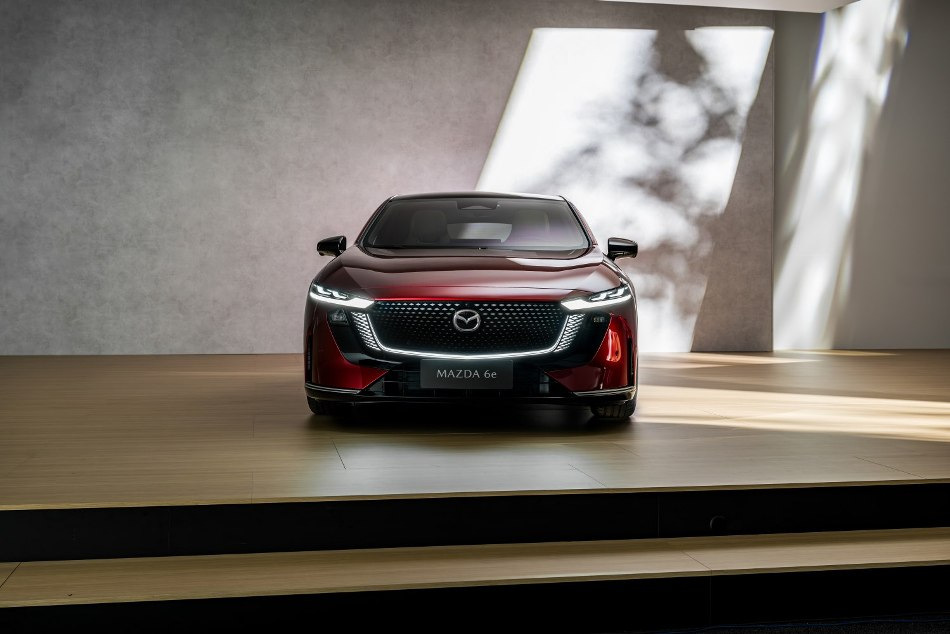 Review van de nieuwe elektrische auto Mazda 6e