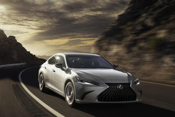Lexus ES: review van een sedan in de business class