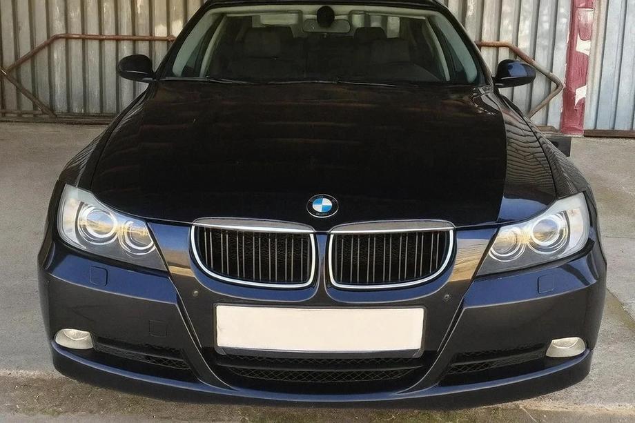 BMW 3-serie E90/E91 2005–2011 M-Look niergrillen (voor E-90/91 2005-2008, hoogglans zwart met chromen omlijsting) Image