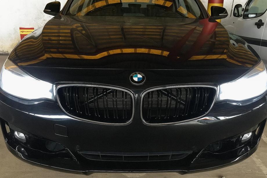 BMW 3-serie F34 2013–2020 M-Look nierroosters (hoogglans zwart met chroomrand) Image