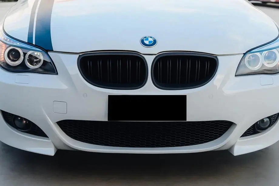 BMW 5 Serie E60/E61 2003–2010 M-Look nierroosters (mat zwart) Image