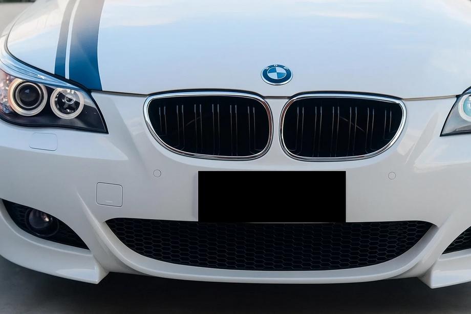 BMW 5 Serie E60/E61 2003–2010 M-Look nierroosters (hoogglans zwart met chroomrand) Image