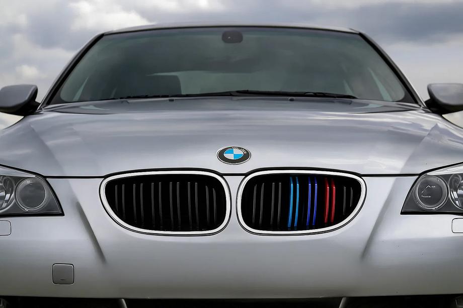 BMW 5 Serie E60/E61 2003–2010 Nierenroosters M-Look (M-Color met chromen rand) Image
