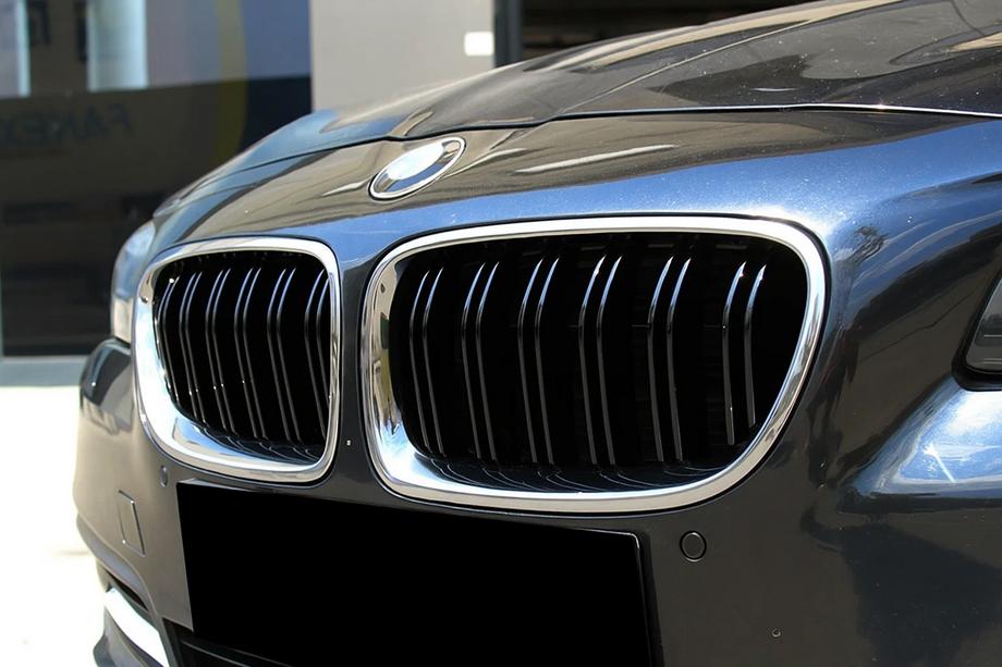 BMW 5 Serie F10/F11 2010–2016 M-Look nierroosters (hoogglans zwart met chroomrand) Foto 1