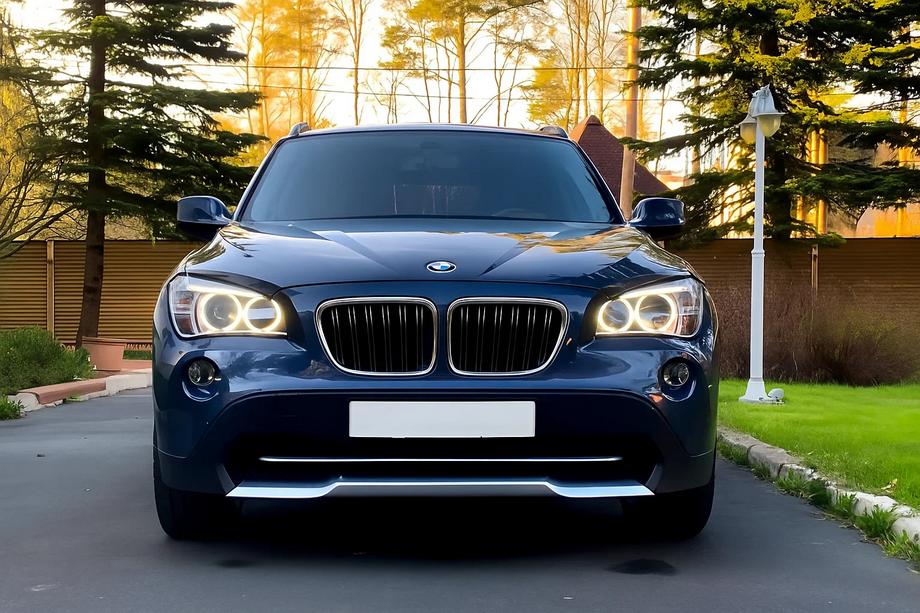 BMW X1 E84 2009–2015 M-Look nierroosters (hoogglans zwart met chroomrand) Image
