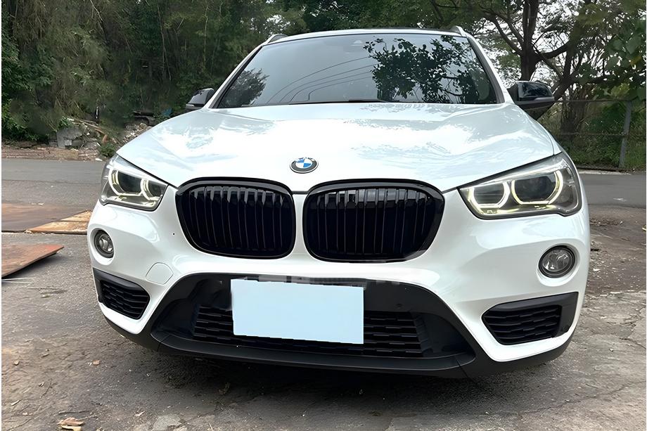 BMW X1 F48 2015–2022 M-Look niergrille (2015-2019, hoogglans zwart) Image