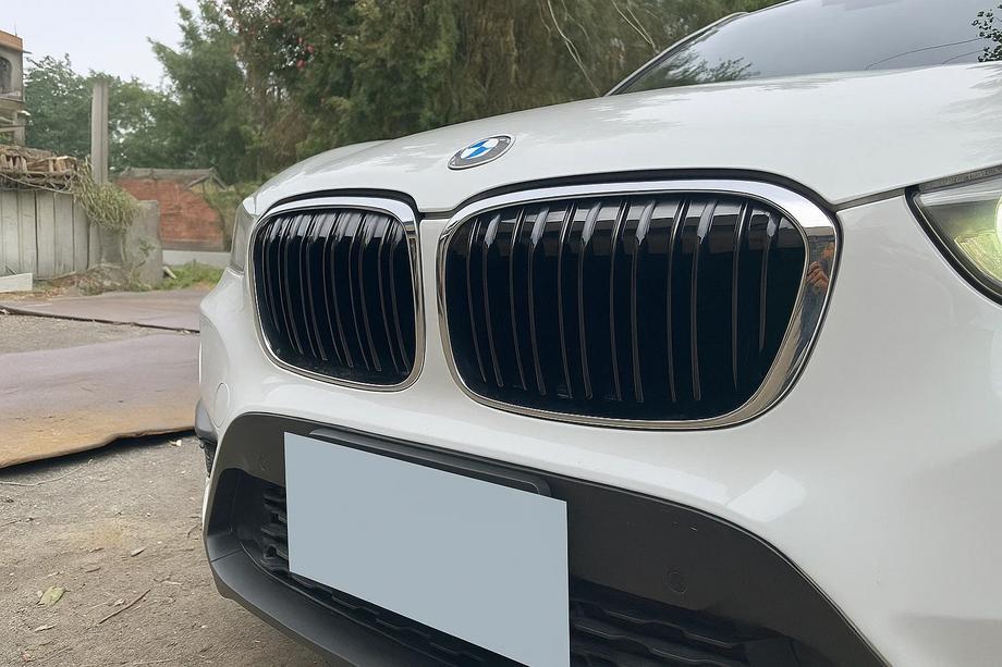 BMW X1 F48 2015–2022 M-Look nierengrilles (2015-2019, hoogglans zwart met chromen omlijsting) Foto 1