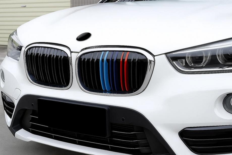 BMW X1 F48 2015–2022 M-Look nierengrilles (2015-2019, M-Color met chromen omlijsting) Image