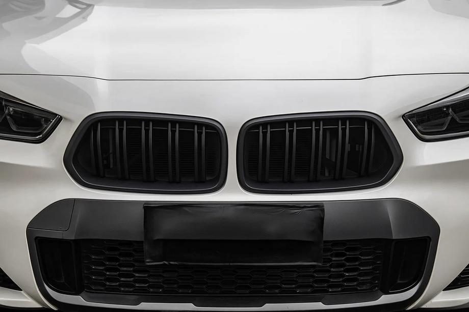 BMW X2 F39 2018–2023 M-Look nierroosters (mat zwart) Image