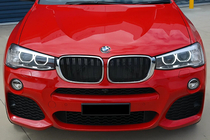 BMW X4 F26 2014–2018 M-Look nierroosters (hoogglans zwart met chroomrand) foto 1
