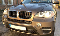 BMW X5 E70 2007–2013 M-Look nierroosters (hoogglans zwart met chroomrand) foto 1