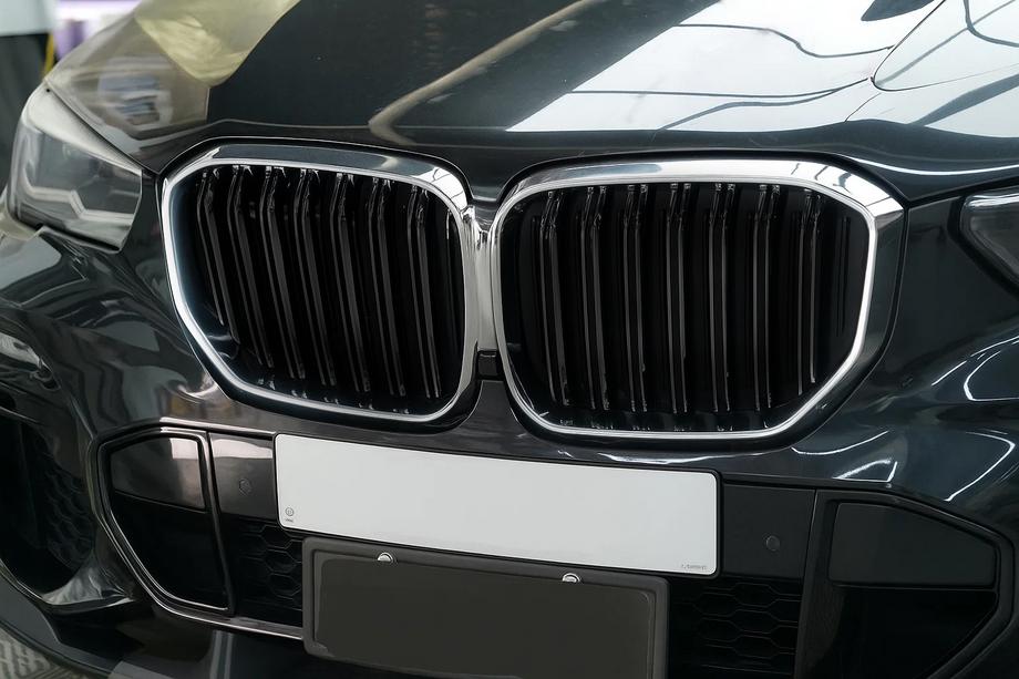 BMW X5 G05 2019–2026 M-Look niergrillen (2019-2022, hoogglans zwart met chromen rand) Image