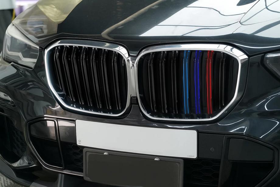 BMW X5 G05 2019–2026 Nierroosters M-Look (2019-2022, M-Color met chromen omlijsting) Image