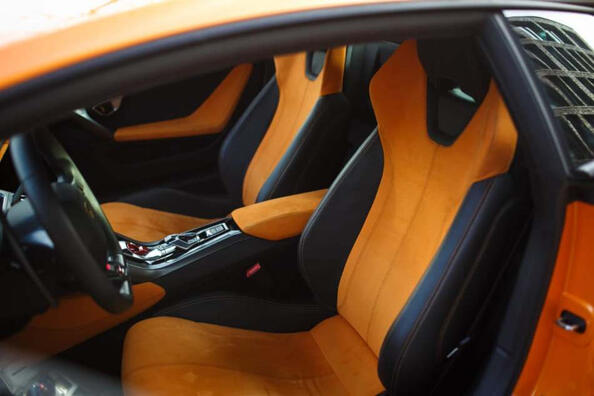 Alcantara of echt leer: wat is beter voor het auto-interieur? Foto 3