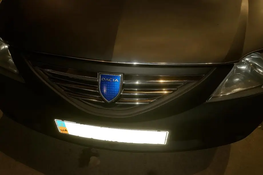 Dacia Logan I 2008–2012 RVS sierlijsten voor radiateurgrille Foto 3
