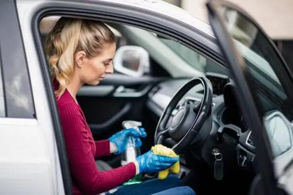 Zo verwijder je snel een muffe geur uit het auto-interieur: stap voor stap Foto 1