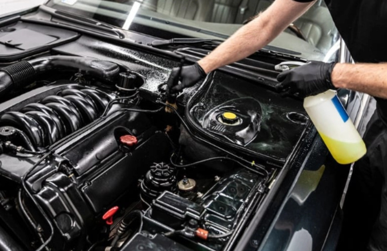 Moet je de motor van je auto wassen?