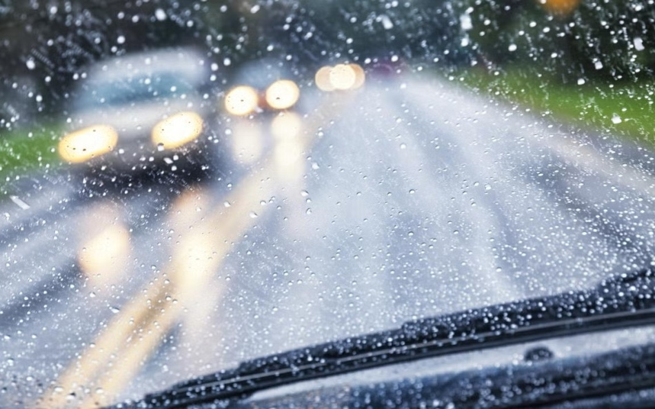 Ongelukken in de regen voorkomen: 5 praktische tips