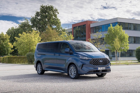 Review van de Ford Tourneo Custom 2024 minivan