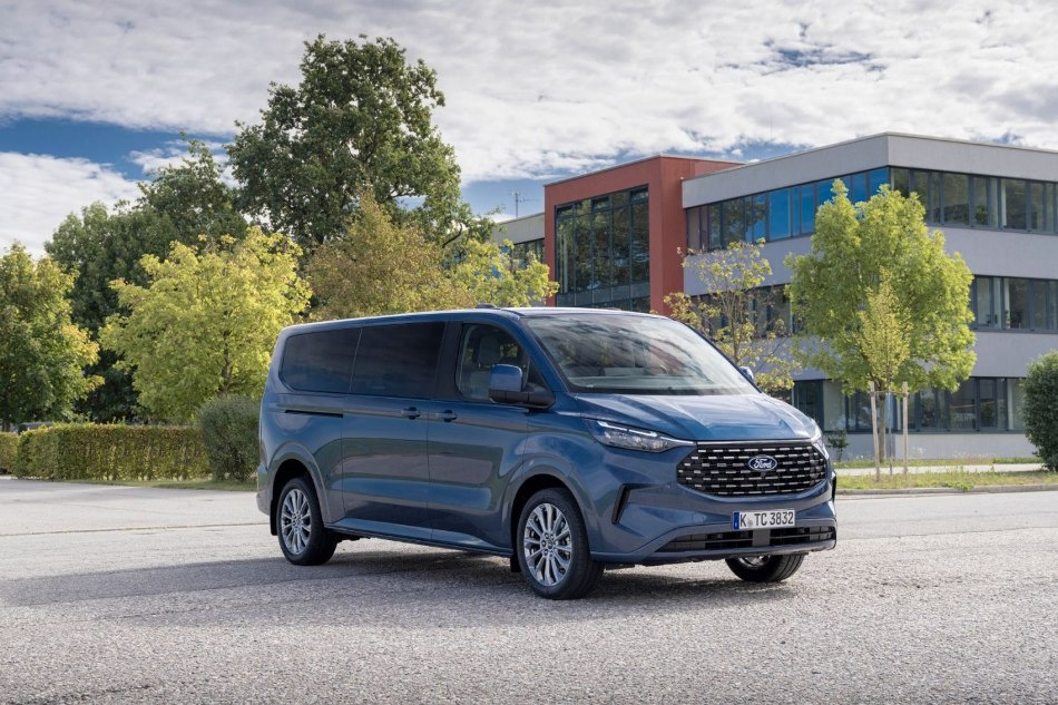 Review van de Ford Tourneo Custom 2024 minivan