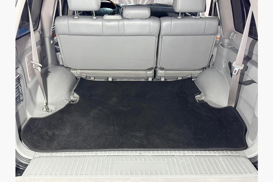 Toyota Land Cruiser 100 1998–2007 Textiele kofferbakmat Premium 2 stuks zwart (7 zitplaatsen) Image