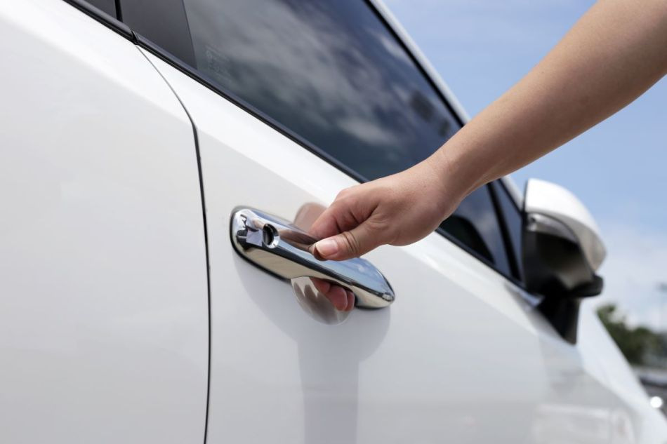 Auto geeft een schok: waarom dit gebeurt en hoe je het voorkomt