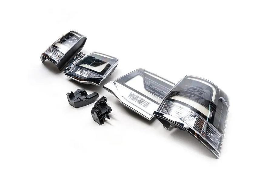 Toyota Land Cruiser 200 2007–2021 OPRUIMING! Achterlichten 2016+ (Executive Black) Image