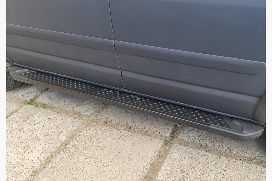 Volkswagen T5 Multivan 2003–2010 Zijsteps X5-type zwart (2 st., aluminium) Lange wielbasis Image