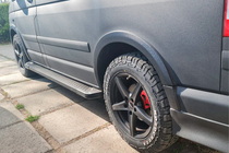 Volkswagen T5 Transporter 2003–2010 Side steps Allmond Black (2 st., aluminium) Korte wielbasis foto 4