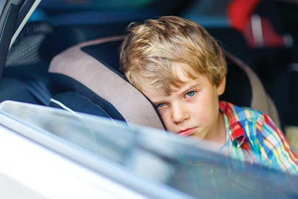 Wat te doen als je kind wagenziek wordt in de auto?