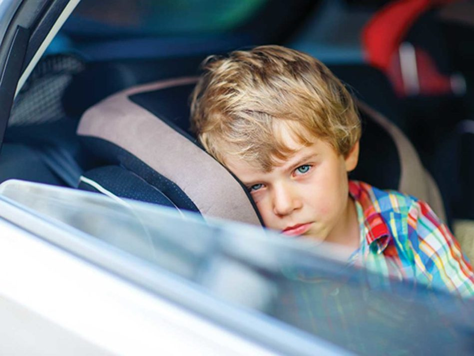 Wat te doen als je kind wagenziek wordt in de auto?