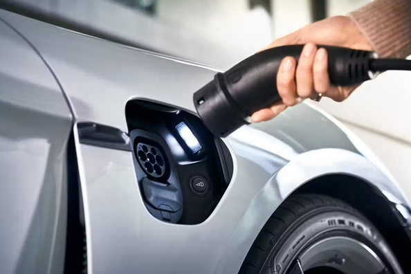 Hoe lang kan een elektrische auto zonder opladen?