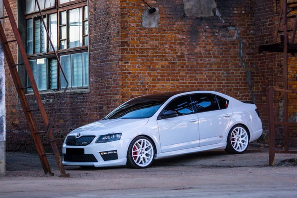 Welke kleur velgen past bij een witte auto?