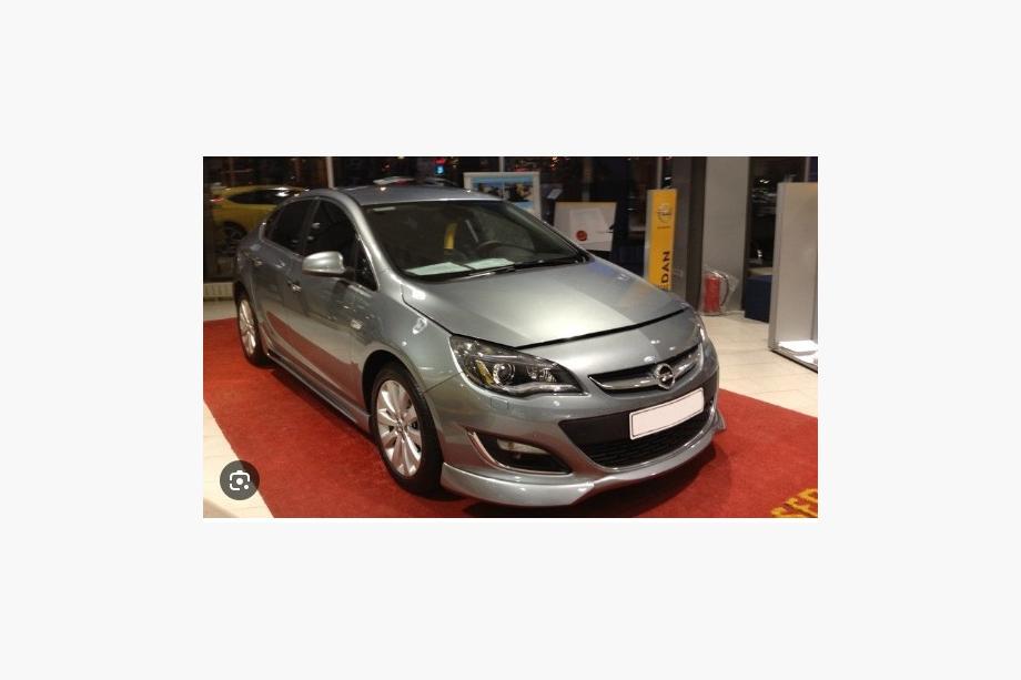 Opel Astra J 2009–2015 Voorbumper onderlip 2012-2015 (spuitklaar) Foto 1
