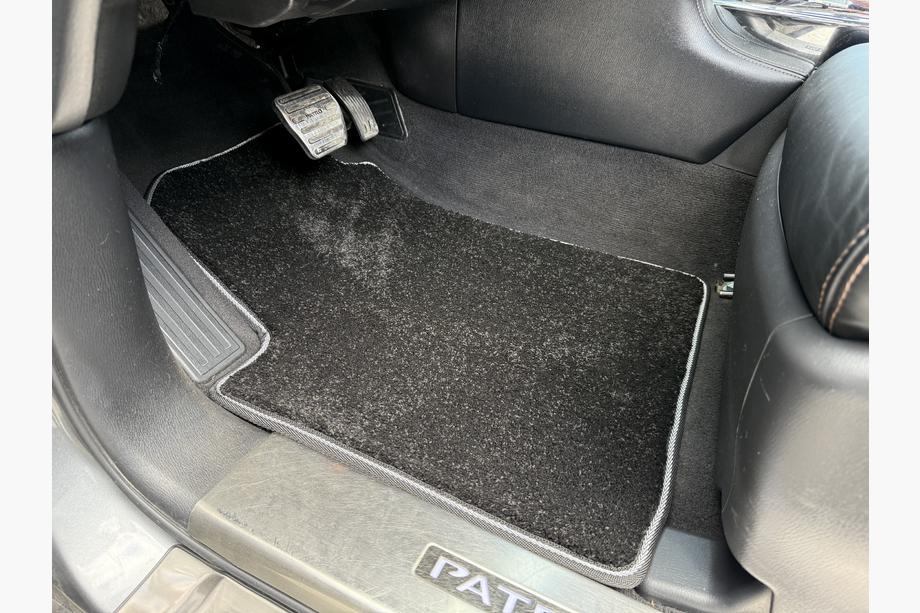 Nissan Armada 2016–2024 Deluxe stoffen automatten (3 rijen, zwart) Image