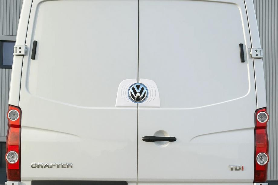 Volkswagen Crafter 2006–2016 RVS omlijsting achterlogo Image