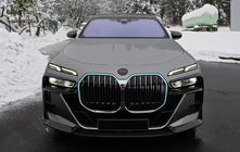 BMW 7 Serie G70/G71 2022– Voorembleem MNSR (carbon) foto 2