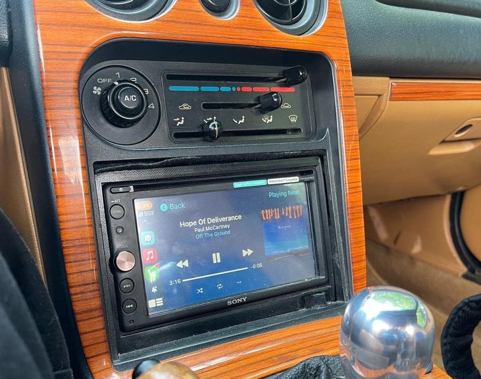 Standaard autoradio vervangen? Voor- en nadelen van een upgrade