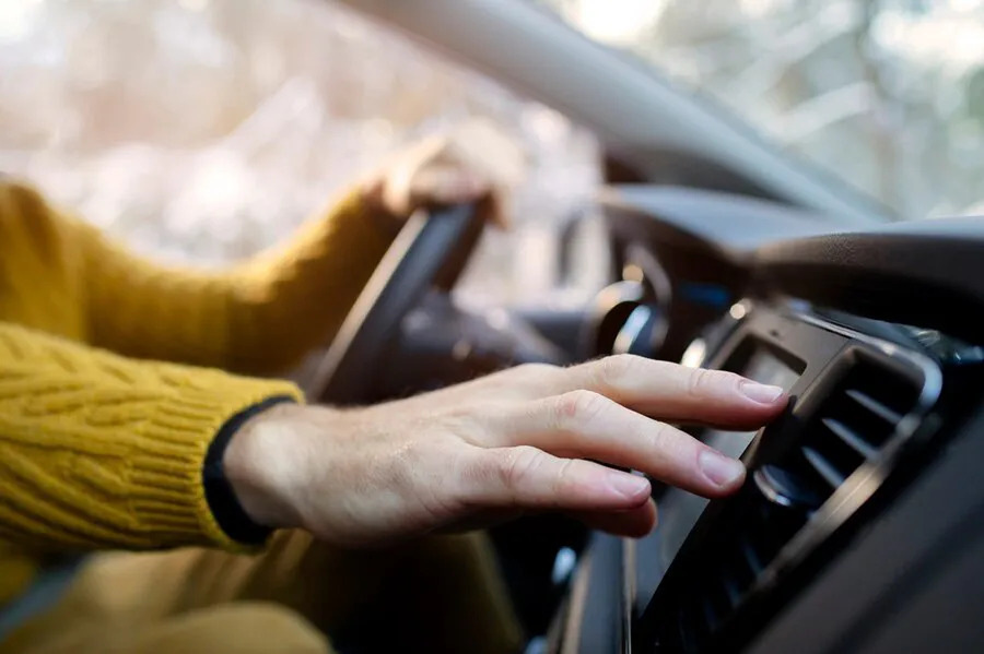 Zo koel je het auto-interieur in een paar minuten: effectieve methoden bij hitte