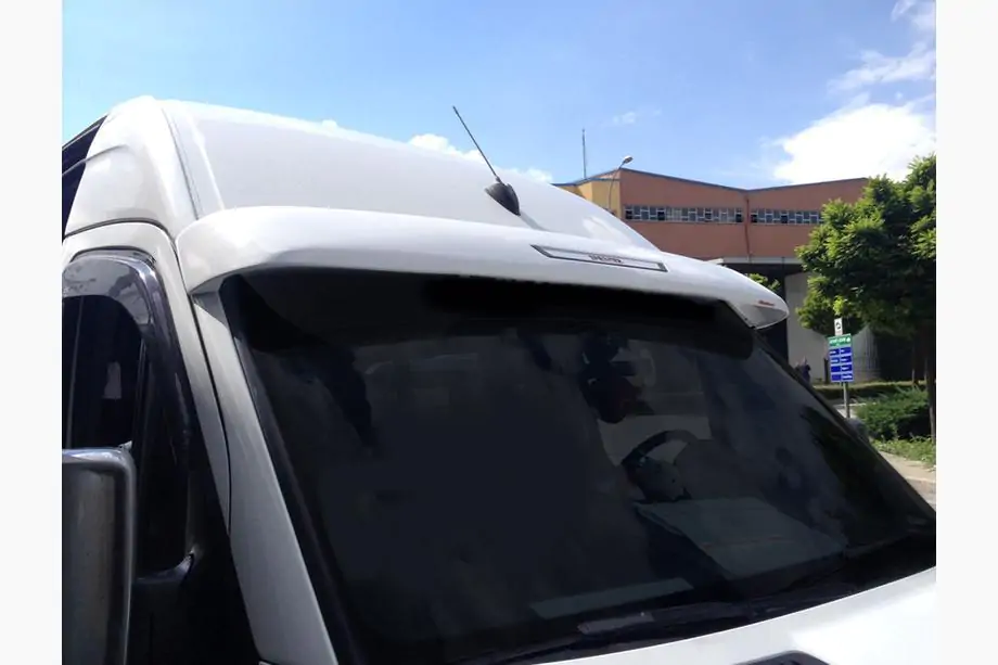 Volkswagen Crafter 2006–2016 Voorruitdeflector V1 (spuitklaar, zelfklevend) Image
