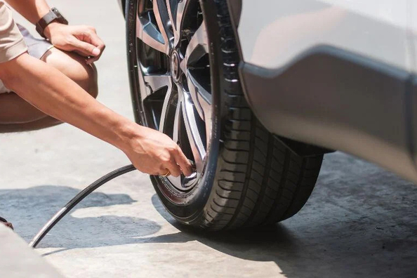 Hoe lang gaan zomerbanden van een auto mee?