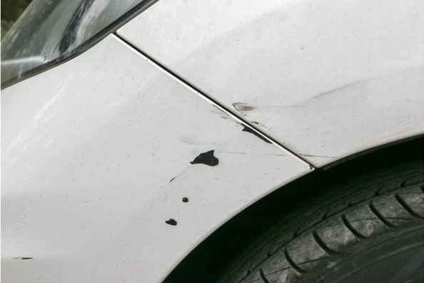 Waarom steenslag en lakschade op je auto gevaarlijk kunnen zijn