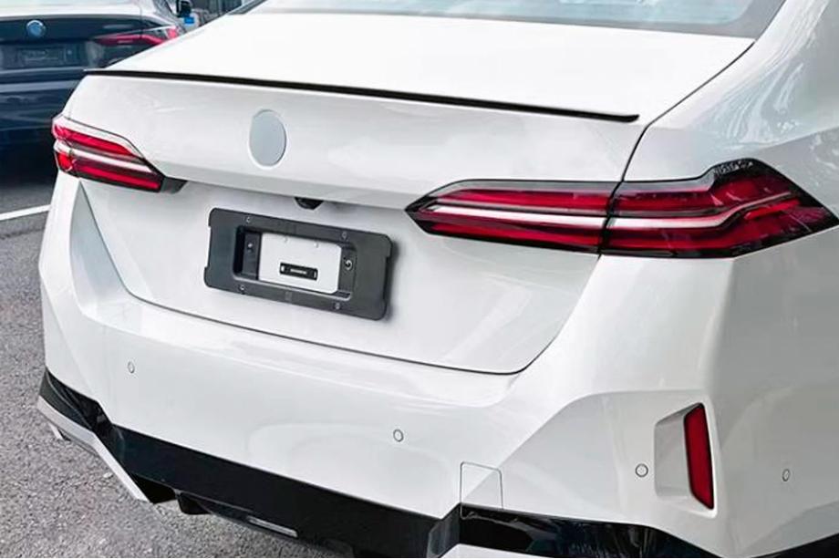 BMW 5/i5 Serie G60/G60E/G61 2023– M5-style spoiler (hoogglans zwart) Foto 1