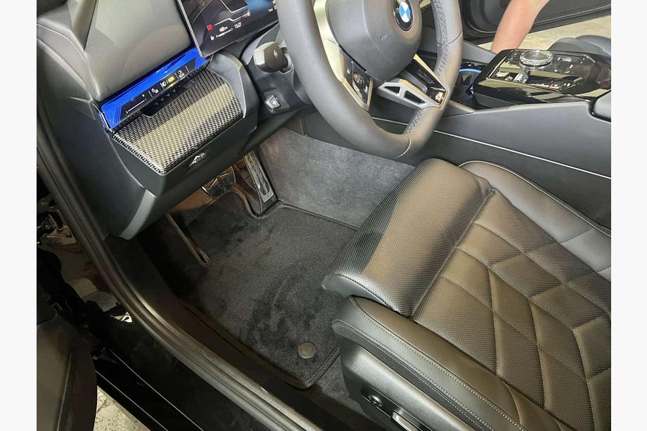 BMW 5/i5 Serie G60/G60E/G61 2023– Premium stoffen automatten (voor G60/61, zwart) Image