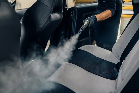 Zo maak je een auto-interieur met rooklucht schoon