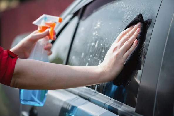 Nuttige autochemie voor het onderhoud van autoruiten