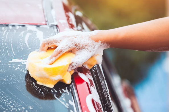 Kun je je auto wassen met huishoudmiddelen?