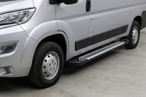 Fiat Ducato 2006–2025 Side steps Line (2 stuks, aluminium) foto 1