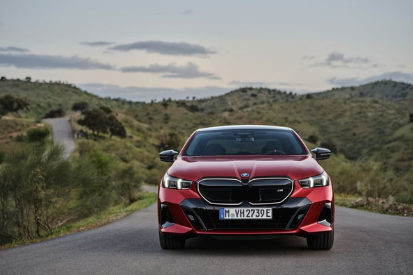 Review van de sportieve sedan BMW i5 M60 Foto 1