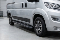 Peugeot Boxer 2006–2025 Bosphorus Black side steps (2 stuks, aluminium) Korte wielbasis foto 1